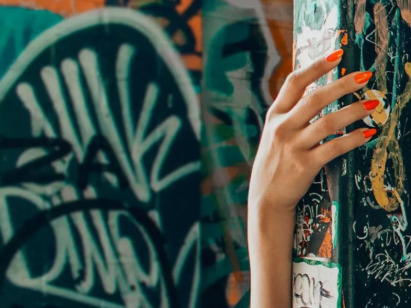 Треснул ноготь: можно ли делать маникюр гель-лаком?